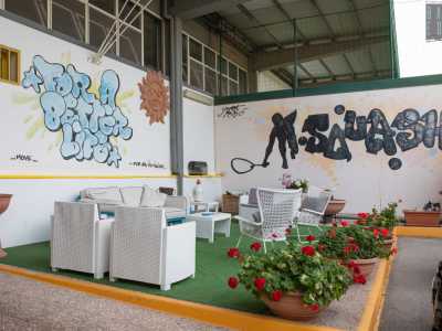 Alla destra dell�entrata si fa notare un murale con un giocatore armato di racchetta e la scritta �squash�